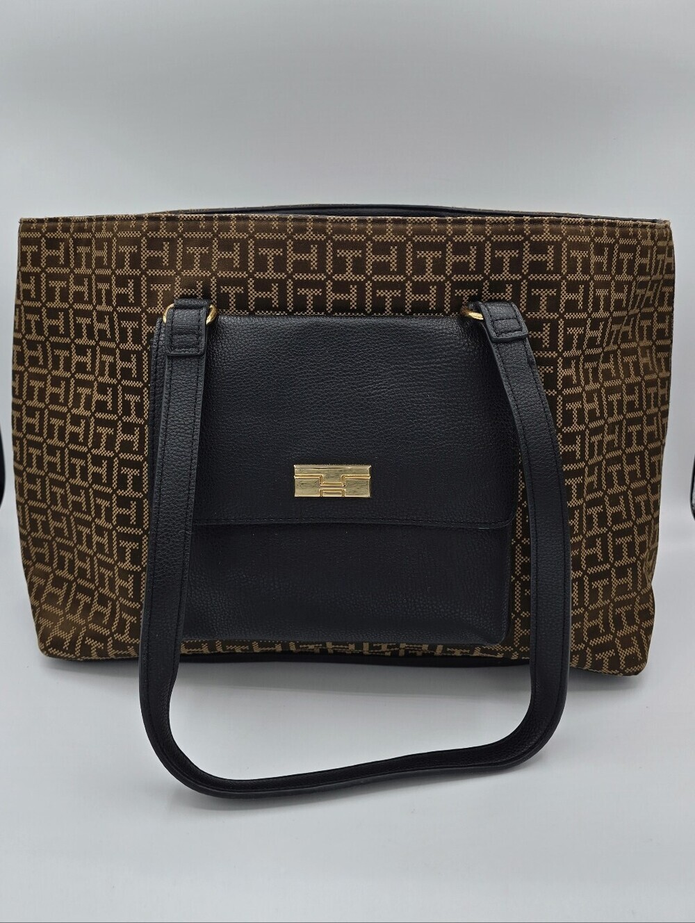 Tommy Hilfiger - Classic Monogram Office Shoulder Bag With Pockets